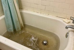 Вода из унитаза поднимается в ванну: причины обратного тока стоков и что делать